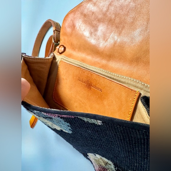 Vintage 1980’s Ralph Lauren purse. Carpet tapestry w leather inside lining flap. - Picture 6 of 8